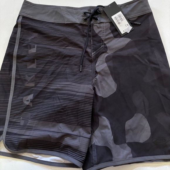 New mens Oakley board shorts - Picture 1 of 6